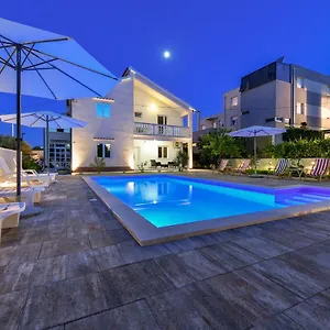 Pool House Luka Apartment